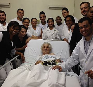 Celebrando com a Paciente Sra. Helena Reiner Oliveira